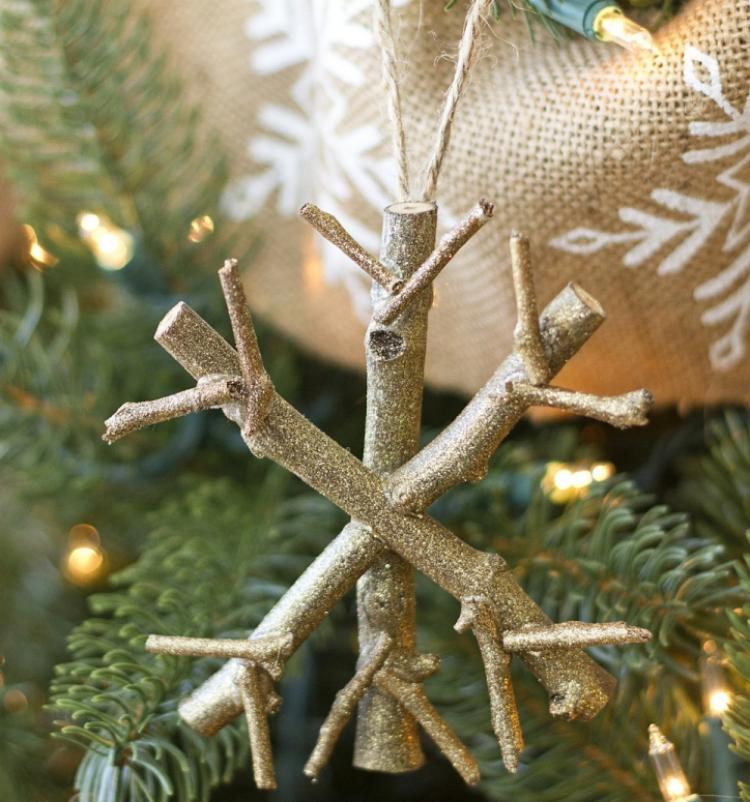 Ozdoby na vianočný stromček vyrobené z prírodných materiálov - snehová vločka z drevených tyčiniek vianočné dekorácie na poslednú chvíľu-vianočné dekorácie-zlaté-snehové vločky