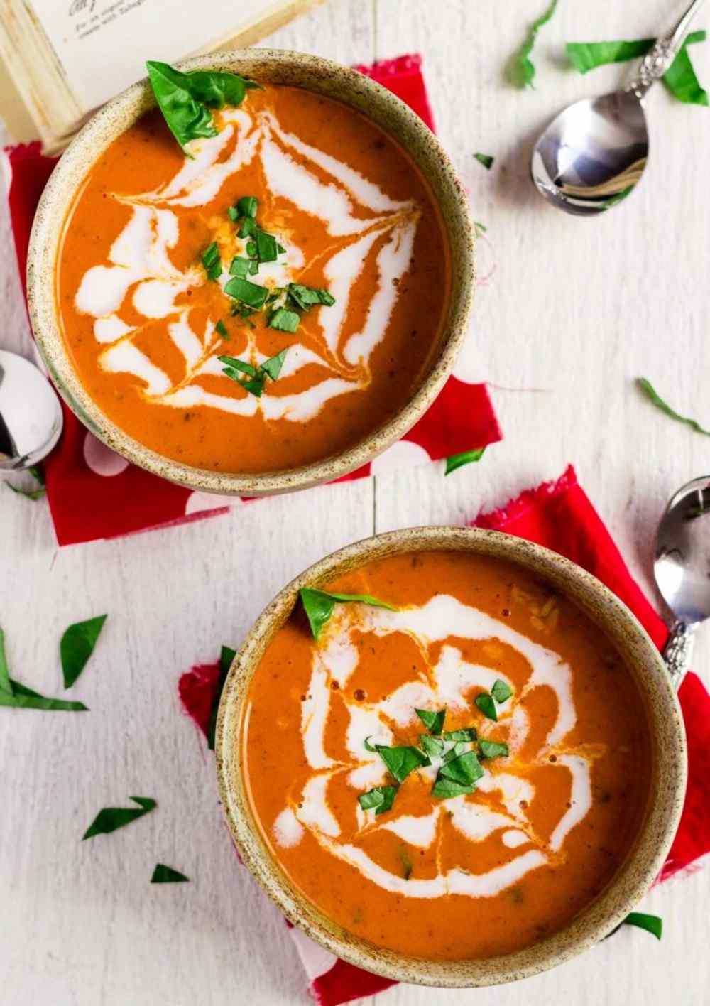 Krémová polievka so smotanou a červenou šošovicou ozdobená bazalkou
