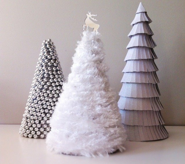 Vyrobte si vianočný stromček sami Vystrihnite papier Vystrihnutý papier Prilepte husacie perie na umelé perly