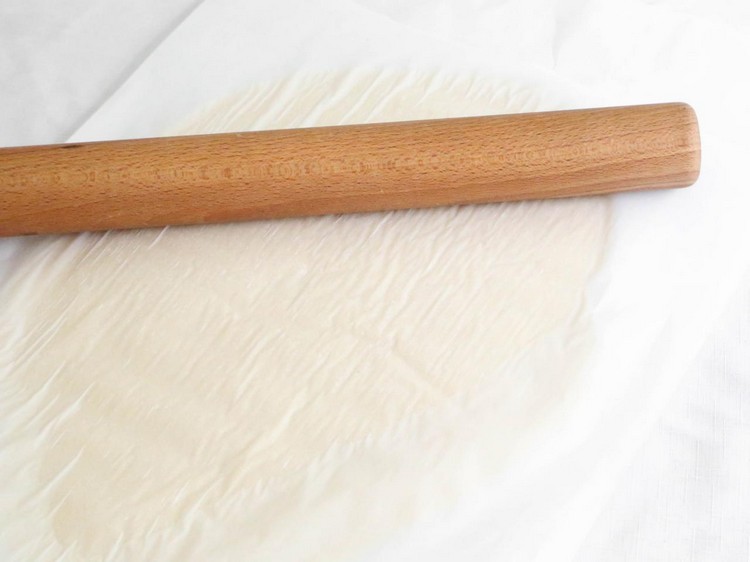 Cesto rozvaľkajte medzi pergamenovým papierom Rozviňte rýchle cesto na vianočné pečivo