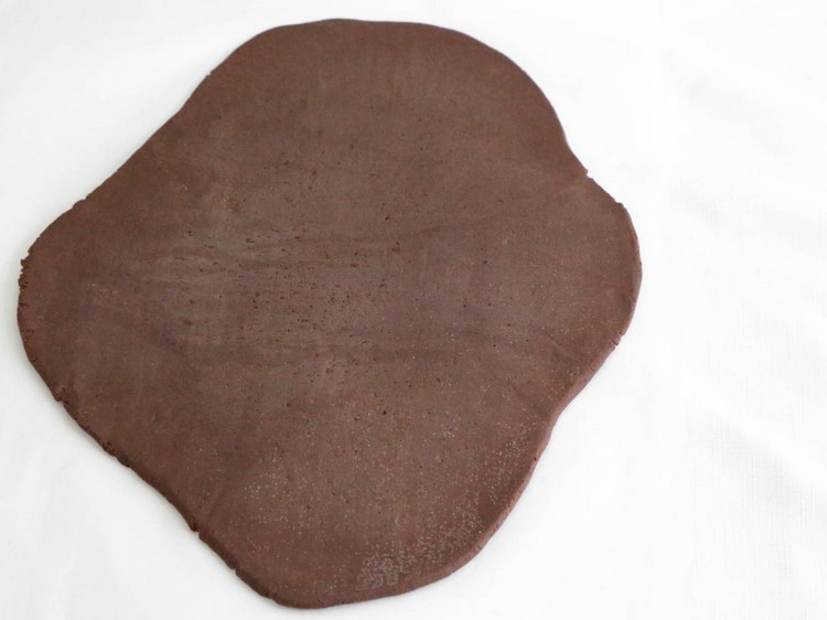 Kakaové cesto rozvaľkajte na papieri na pečenie rýchle-vianočné-recepty-roll-out-kakaové cesto
