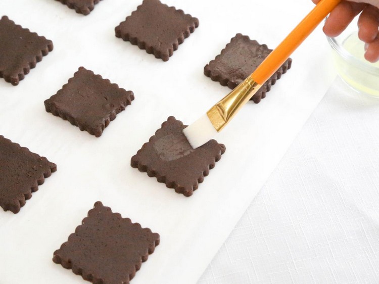 Kakaové sušienky potrieme bielkom rýchle-vianočné-recepty-kakaové-cesto-vaječné bielko-nátierka
