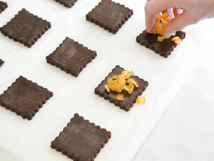 Na kakaové sušienky položte pomarančovú kôru rýchle-vianočné-miesto-recepty-kakaové cesto-pomarančová kôra