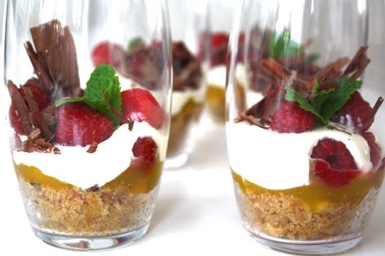 rýchly dezert dezert citrónový tvaroh maliny plátky čokoládových hoblín