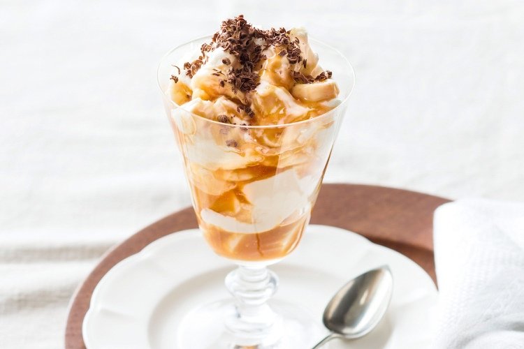 rýchly dezert v pohári banánového zmrzlinového karamelu