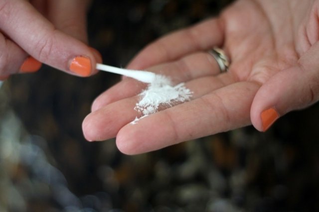 Skrášľovacie tipy a triky - Naberte si detský púder tampónom do ucha Na husté ušné tyčinky naneste detské riasy v prášku