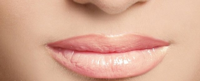 Krásne pery - výsledok: viditeľne plnšie pery tenké pery, plnší obrys, kontúrovacia ceruzka, krok 3