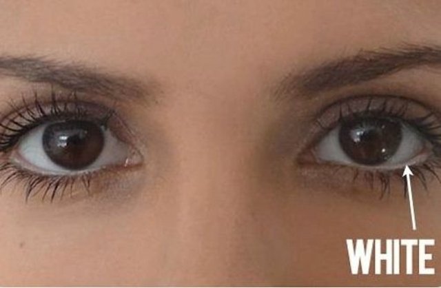 Pekné, veľké oči cez biely kohl väčšie oči očné linky biela kohl tipy líčenie