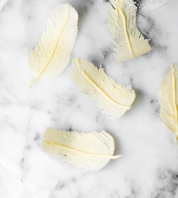 urobte si čokoládové dekorácie sami recepty dezerty perie