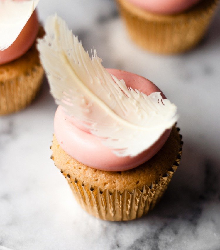 Čokoládová dekorácia biely jarný cupcake svadobný krst