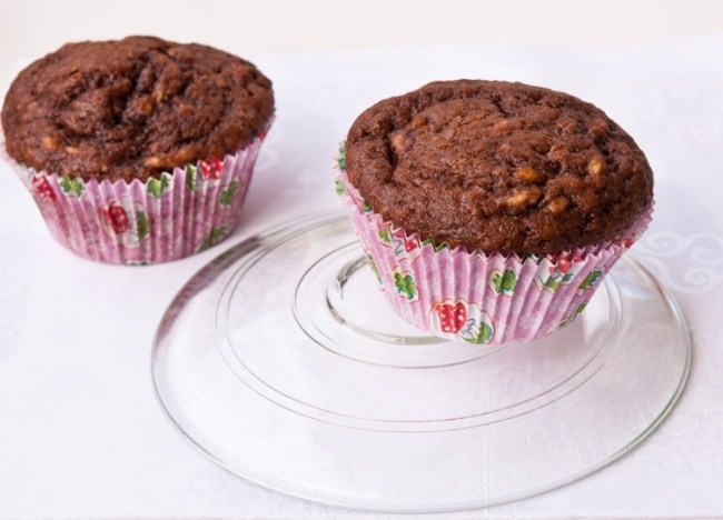 Občerstvenie k čokoládovým muffinom medzi jedlom s banánom a müsli banene-muffiny-s-musli-pripravit-chutne-ranajky