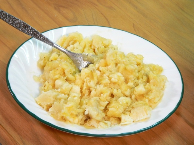 malé kúsky banánu a roztlačte ich vidličkou Banánová masová kaša s vidličkou