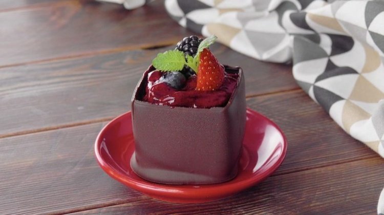 Mini sorbet s lesným ovocím v miske z tmavej čokolády