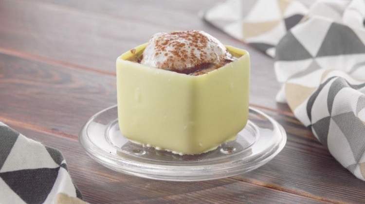 Z kávy pripravte krémový krém a ozdobte mliečnou penou a kakaom