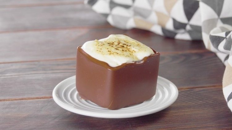 Recept na kocky čokolády s lahodnou smotanou a kôrkou z práškového cukru