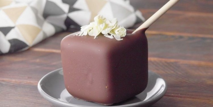 Sladké predjedlá plnené penou z bielej čokolády