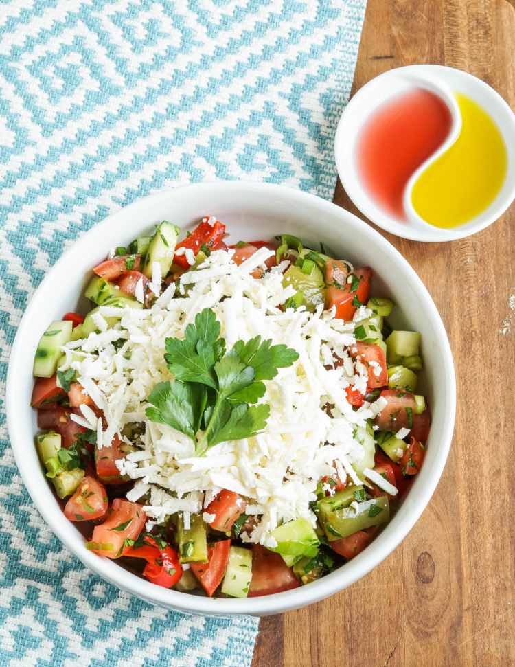 Šopský šalát -originálne-recepty-čerstvá-zelenina-syrové-chutné