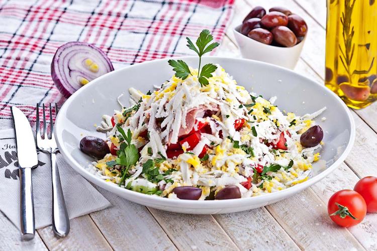 schopska-šalát-originál-recepty-ovčí-šalát-bulharský