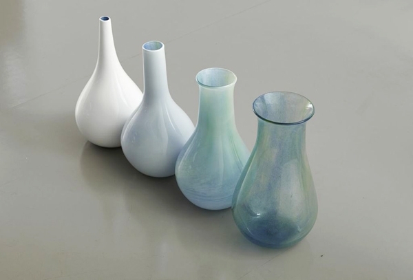 dizajn nábytku zo sklenených váz od Lisy Berkert Wallardovej