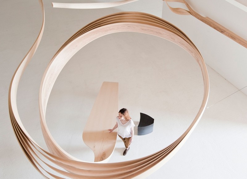 Písací stôl-drevo-moderná-socha-kombinácia