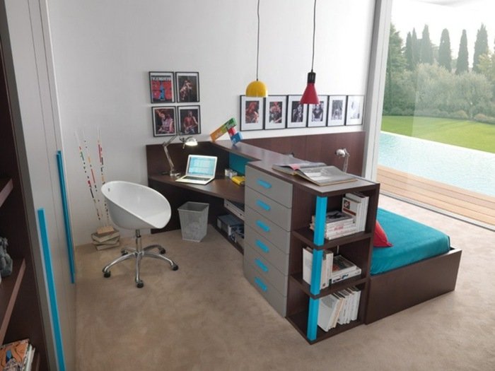 Písací stôl do detského nábytku za posteľou integruje nápady