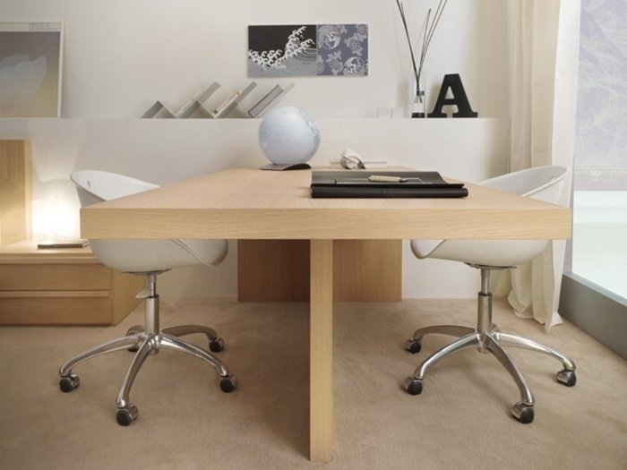 Dve deti rozdelili jeden drevený nábytok do škôlky