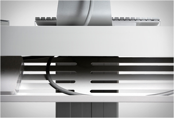 Kovový rám na káble je takmer skrytý Kovový rám na káble z počítača alebo prenosného počítača