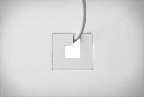 takmer nepriehľadná zásuvka na káble pripojenie skrytou zásuvkou pre kábel