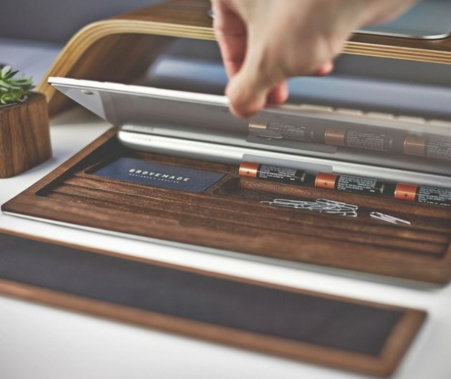 Orechová klávesnica pod úložným priestorom na vizitky Klávesnica pod úložným priestorom pre priečinok s vizitkami