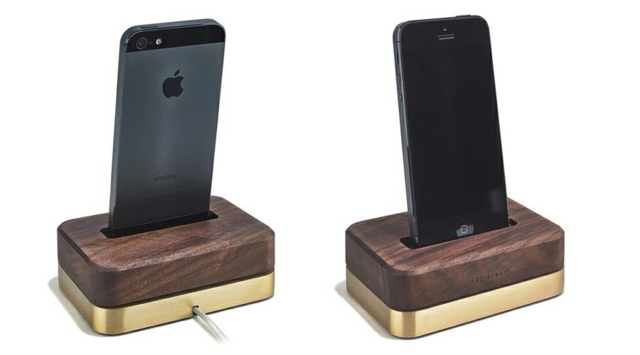 Držiak mobilného telefónu orechové drevo zlaté detaily Apple Zlaté detaily orechového dreva Apple nabíjačka