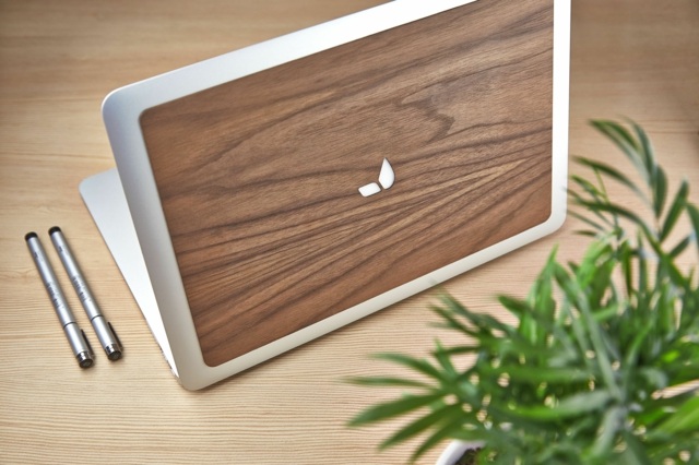 Orechová strieborná farba na vrchnom prevedení notebooku nápady na dizajn prenosného počítača v striebornej farbe