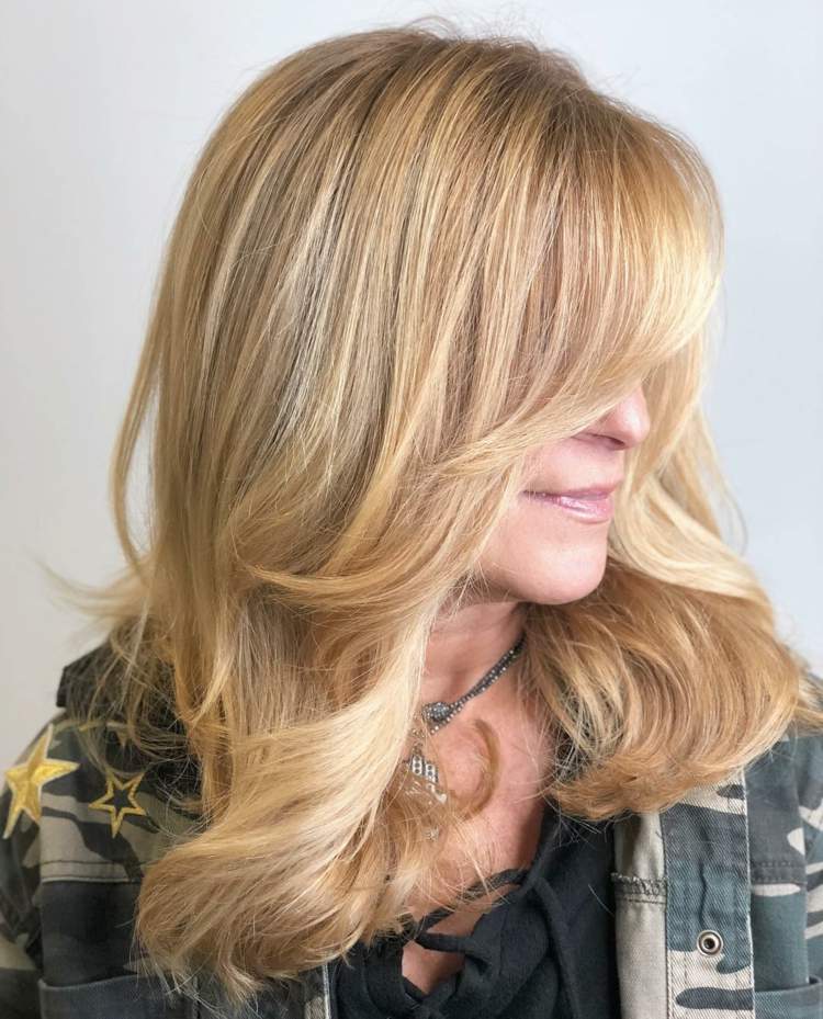 Účesy so šikmou ofinou a vrstvené strihové medové blond nápady na farbu vlasov