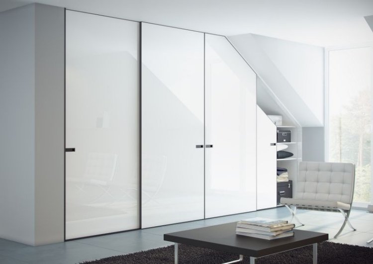 Skrine do šikmých stropov-nápady-vysoký lesk-biela-posuvné-dvere
