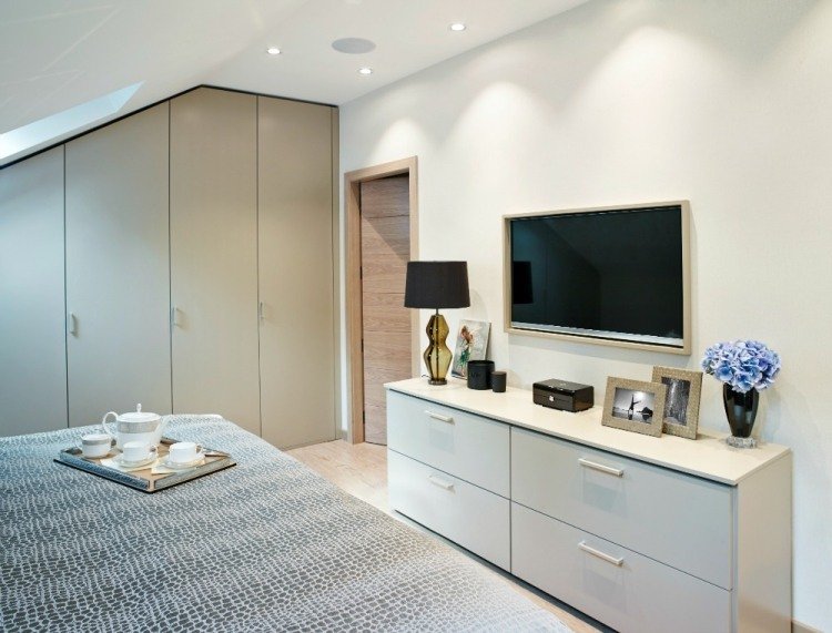 vstavaná šatníková skriňa-spálňa-matná-svetlo-sivá-čelá