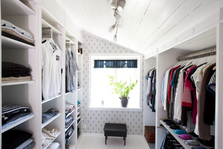 Schranke-dachschrage-nápady-prechádzka-v-skrini-otvorená