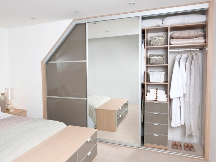 skriňa-strecha-nápady-spálňa-capuccino-farebná vstavaná skriňa