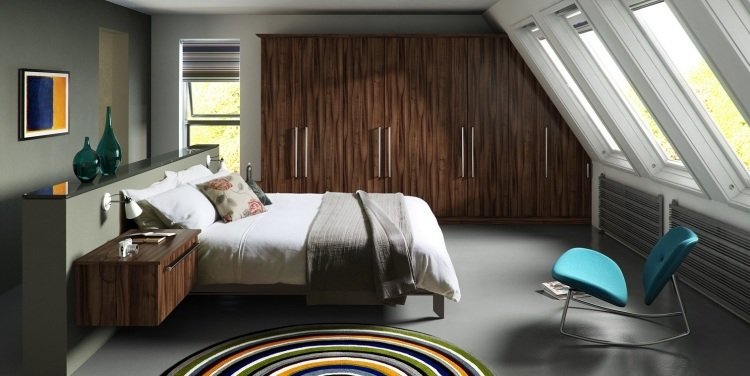 Skriňa-strecha-nápady-spálne-orech-oceľové úchytky