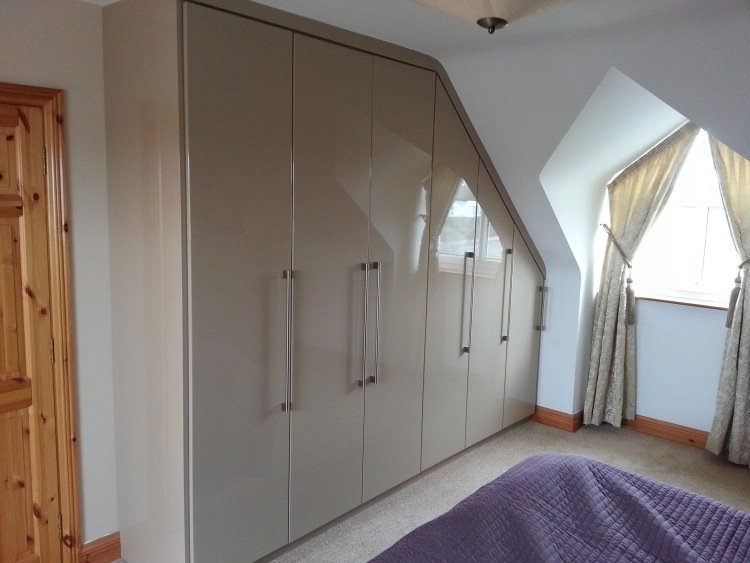 skriňa-strecha-nápady-spálne-vysoký-lesk-cappuccino-oceľové úchytky