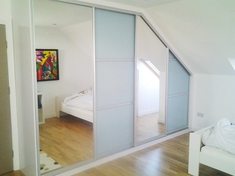 závora-strecha-nápady-pastelové-modré-biele-zrkadlo-posuvné dvere