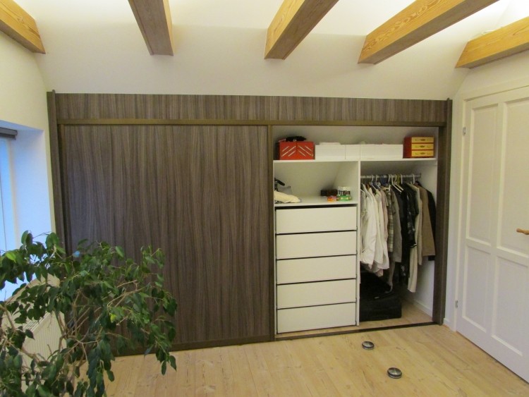 závora-strecha-nápady-nízke-tmavé-drevené-dyhy-posuvné dvere