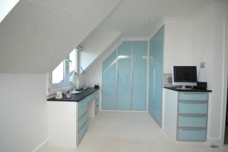 Schranke-dachschrage-nápady-vstavaná skriňa-vysoký lesk-svetlo-modrá-nábytok-kombinovaný