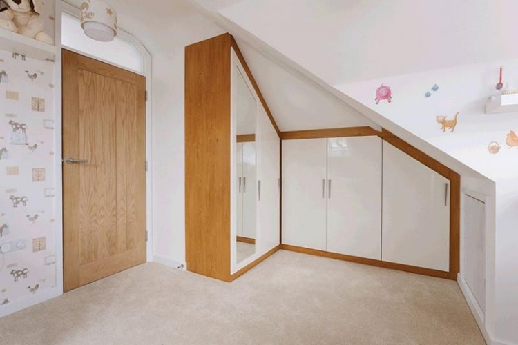 detská izba-dachschrage-vstavaná skriňa-drevo-biela-fronty