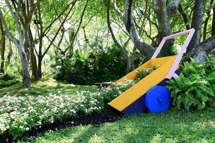 rozbité nápady rastlín na fúriky pre záhradné dekorácie