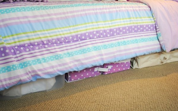 Uložte obuv pod prehoz Farebné prehozy na topánky-držte ich pod posteľou