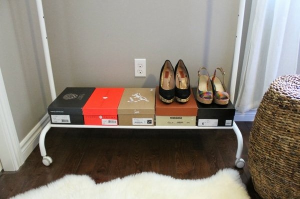 Lyžiarske známky uchovávajte v škatuli Štítok na topánky s označením