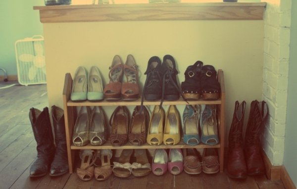 Drevený stojan na topánky Obuv-obchod-drevené skladovacie-vykúkajúce topánky