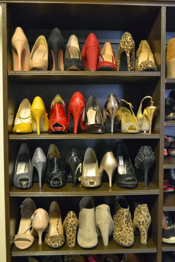 striedajte palec s pätou v rade Stojan na topánky-ušetrite-miesto-klasifikujte-obuv