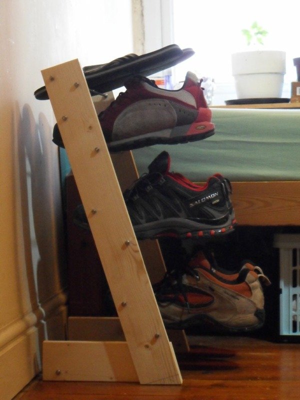 Obuv skladujúca plávajúce schody na veži Predajňa obuvi-uložená-drevená polica-pyramídový tvar