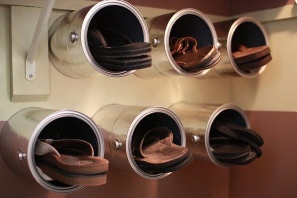 Žabky skladujte v plechovkách od piva alebo polievky Okrúhle-kovové-plechovky-topánky-žabky-obchod