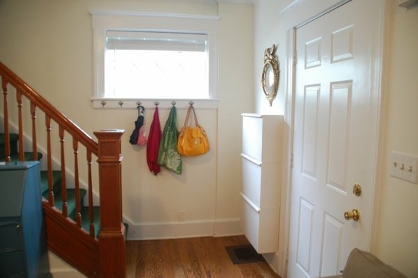 Recyklovateľná skrinka na topánky z Ikea Vrecková hala-s-oknom-vchodom-dverami-skriňa na topánky